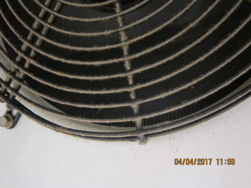 V prevádzke znečistená klimatizačná jednotka v chladiarenskom boxe.