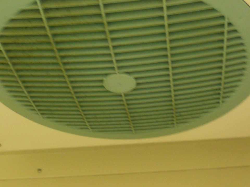 V sklade prevádzky znečistená klimatizačná jednotka chladiarenského zariadenia s mliečnymi výrobkami.