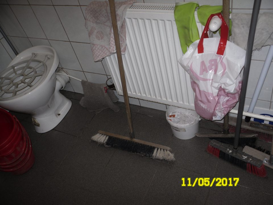 V miestnosti označenej ako umývarka uložené mechanické prostriedky na sanitáciu, skrinky pre zamestnancov, regál s potravinami na osobnú spotrebu, výlevka. Tieto prostriedky neuložené vo vyhradenom priestore.