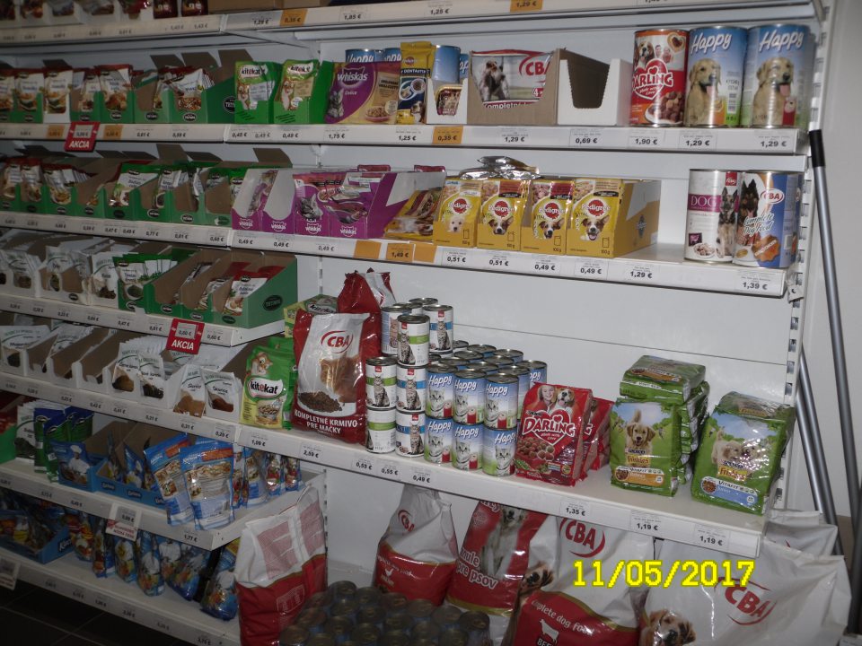 V predajni na regál s koreninami nadväzuje regál s krmivom pre spoločenské zvieratá.