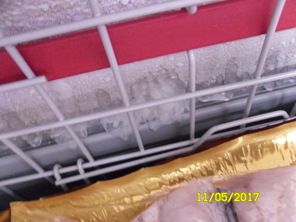 V mraziarenskej vitríne silná vrstva námrazy.