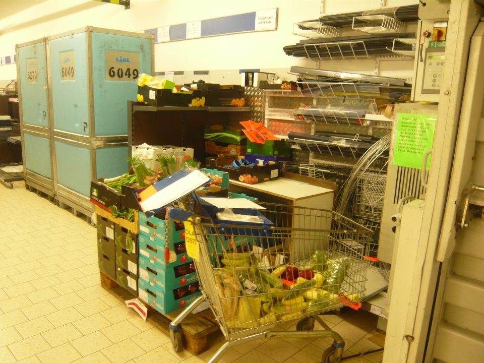 Tovar vyradený z predaja (ovocie, zelenina) neuložený na mieste na tento účel určenom a označenom.