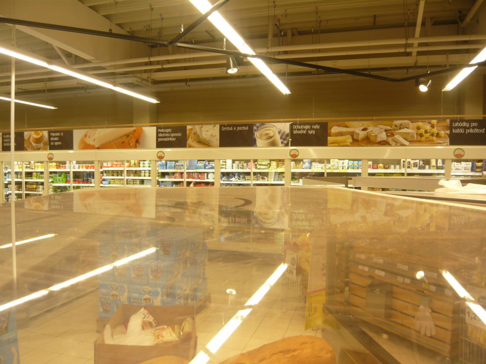 V predajni znečistené vetracie zariadenie nad regálmi s nebaleným pečivom.