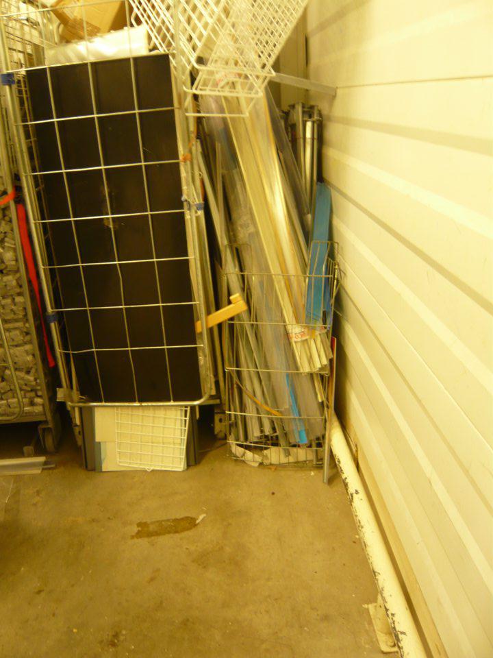 Uskladňovanie nepotrebných vecí v priestore príjmu tovaru, čím nie je zabezpečená možná kontrola výskytu škodcov.