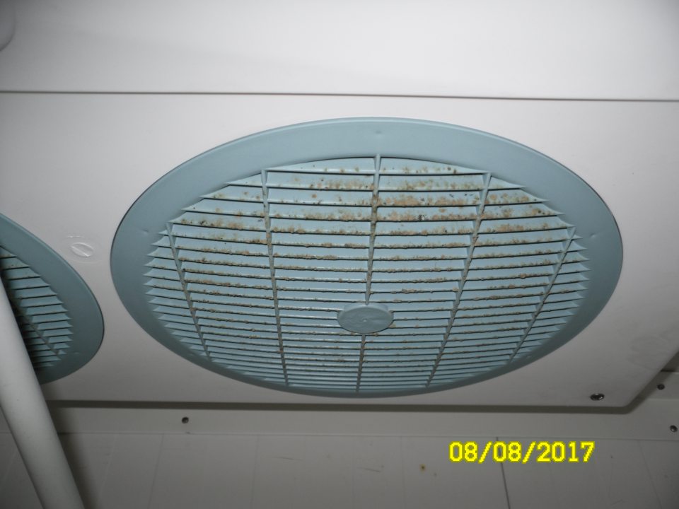 V chladiarenskom boxe prevádzky s uchovávanými mäsovými výrobkami  znečistená klimatizačná jednotka.