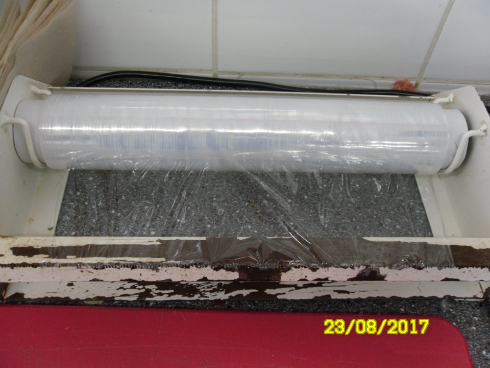 V prevádzke olupujúci sa náter držiakov na baliacu fóliu.