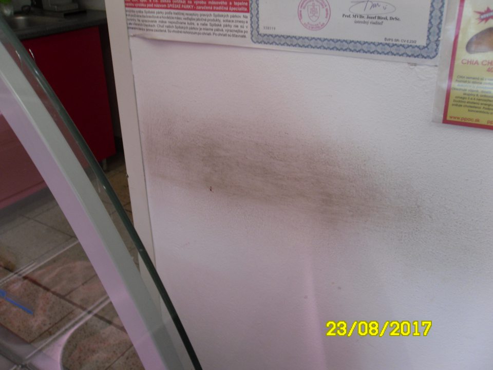 Na predajnej ploche znečistená stena.