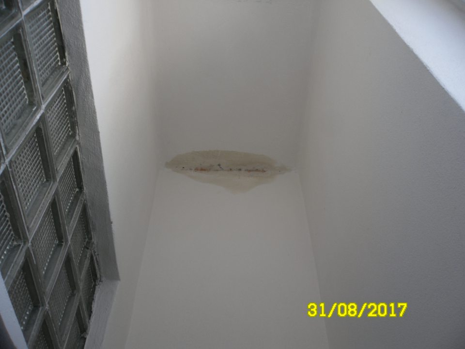 V priestore sociálneho zariadenia prevádzky zatečený strop.