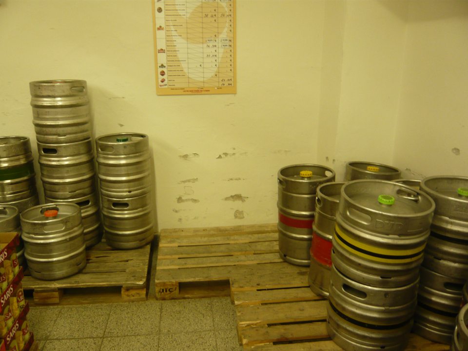 V predajni poškodený povrch stien.