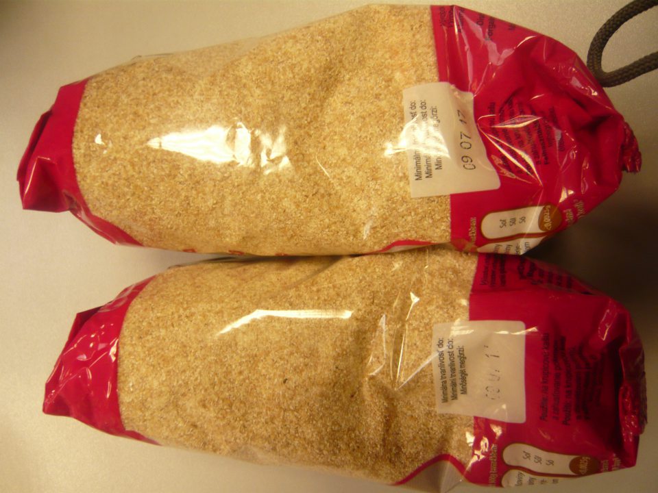 Nedostatočne označené 2 druhy potravinárskych výrobkov, u ktorých je údaj o dátume minimálnej trvanlivosti ľahko stierateľný, nečitateľný.