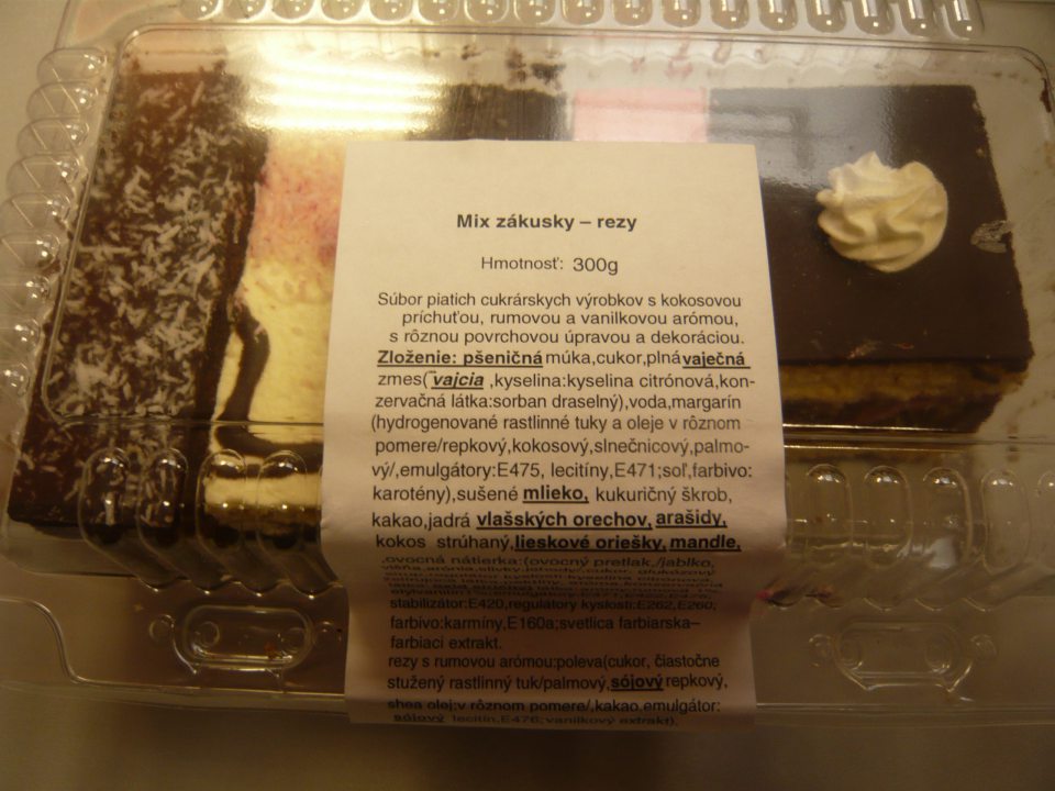 Nedostatočne označený 1 druh potravinárskeho výrobku - balenie obsahuje 5 druhov cukrárskych výrobkov, v označení sú vymenované zložky spolu pre všetky druhy výrobkov, pričom nie je zrejmé zloženie jednotlivých druhov výrobkov.