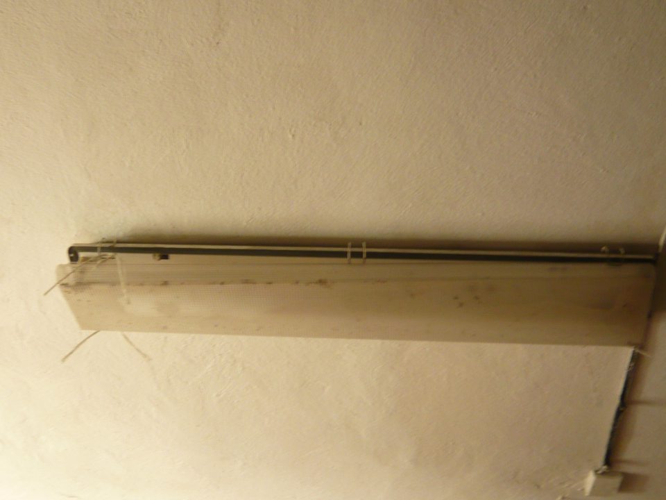 V skladovacom priestore predajne poškodené a znečistené kryty svietidiel.