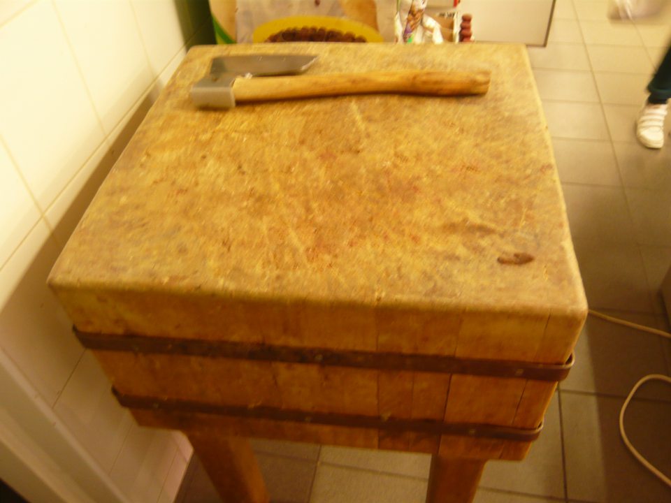 V prevádzke znečistený a poškodený drevený klát slúžiaci na krájanie čerstvého mäsa.