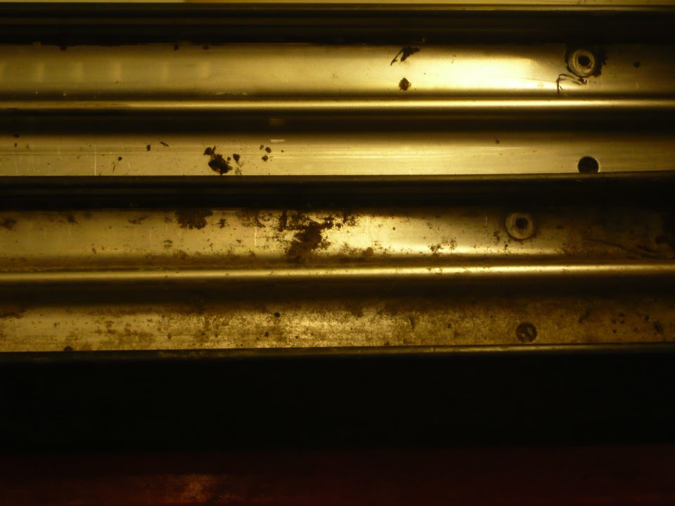 V prevádzke znečistená mriežka v chladiarenskej vitríne.