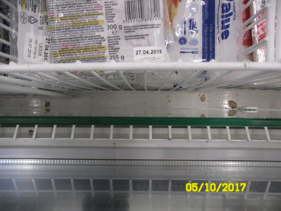 V prevádzke znečistené dno mraziarenského zariadenia.