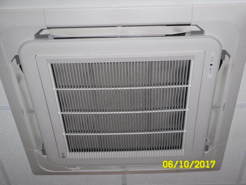 Na predajnej ploche na strope znečistená klimatizačná jednotka. 