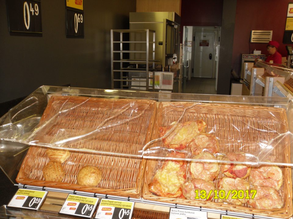 V prevádzke poškodený plastový kryt nad košmi s vystavovanými nebalenými pekárskynmi výrobkami.