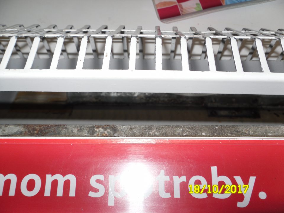 Poškodený povrch a výskyt korózie  na chladiarenskom zariadení.