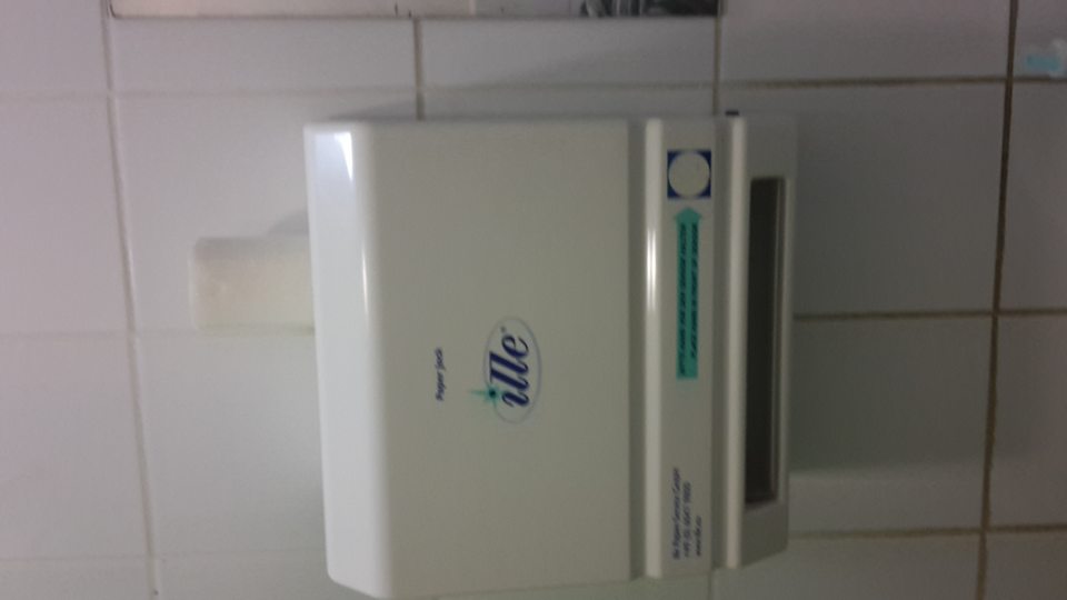 Zásobník na papierové utierky bez náplne, na osušenie rúk slúži toaletný papier.