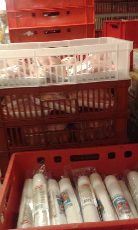 V prevádzke nevhodné spoločné skladovanie bagiet a chladenej hydiny.