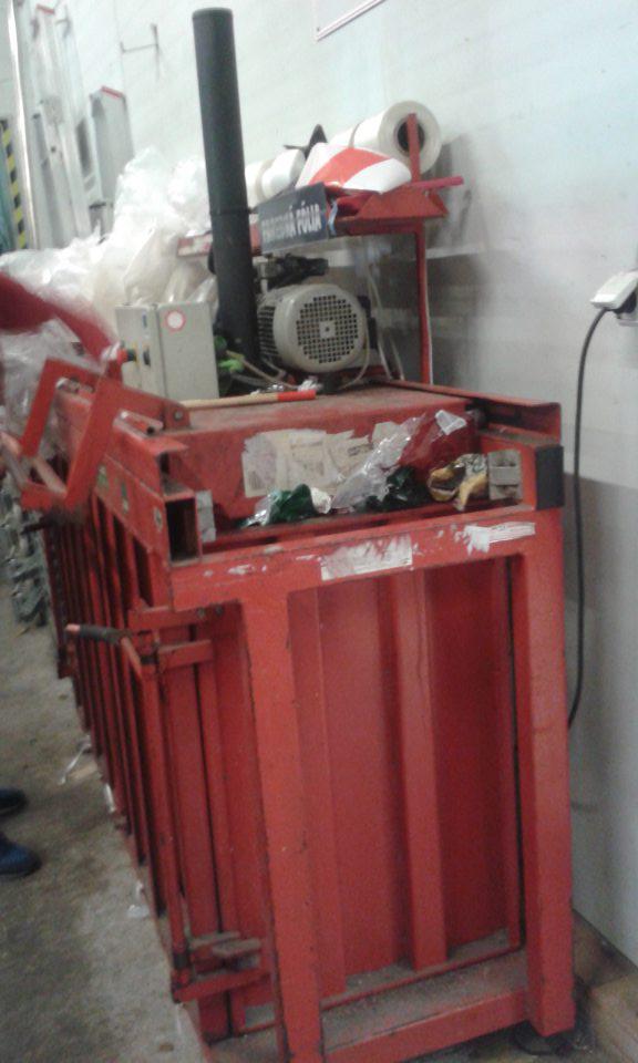 V prevádzke preplnený a znečistený lis.