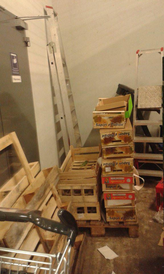 Na príjmovej rampe prevádzky skladované nevratné prepravky.