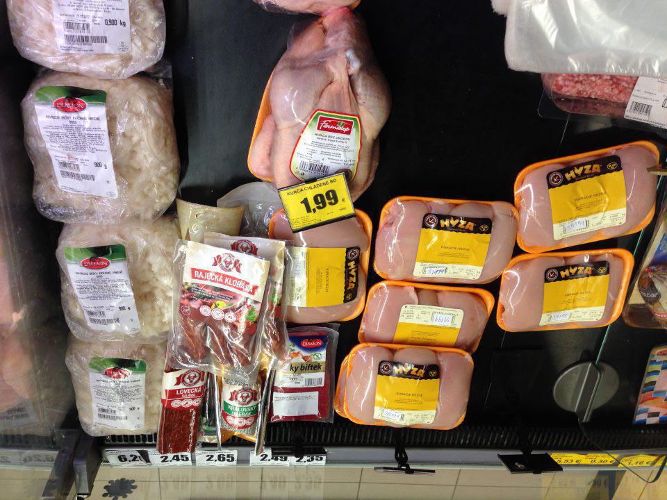 Na úseku predaja mäsových výrobkov mäsové výrobky uložené spoločne s chladeným hydinovým mäsom. 