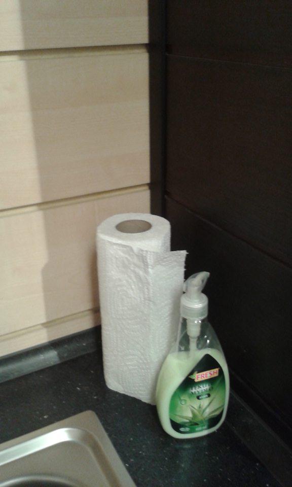 V priestore dopekania pekárskych výrobkov chýba držiak na papierové utierky na hygienické osušenie rúk.