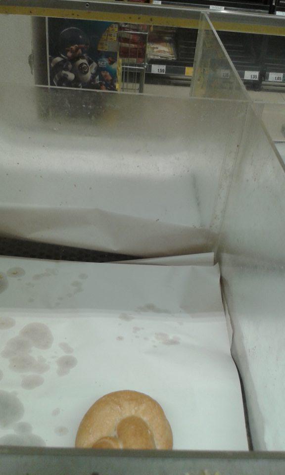 V prevádzke plastové časti boxov na nebalené pečivo znečistené mastnými nečistotami a zachyteným prachom.