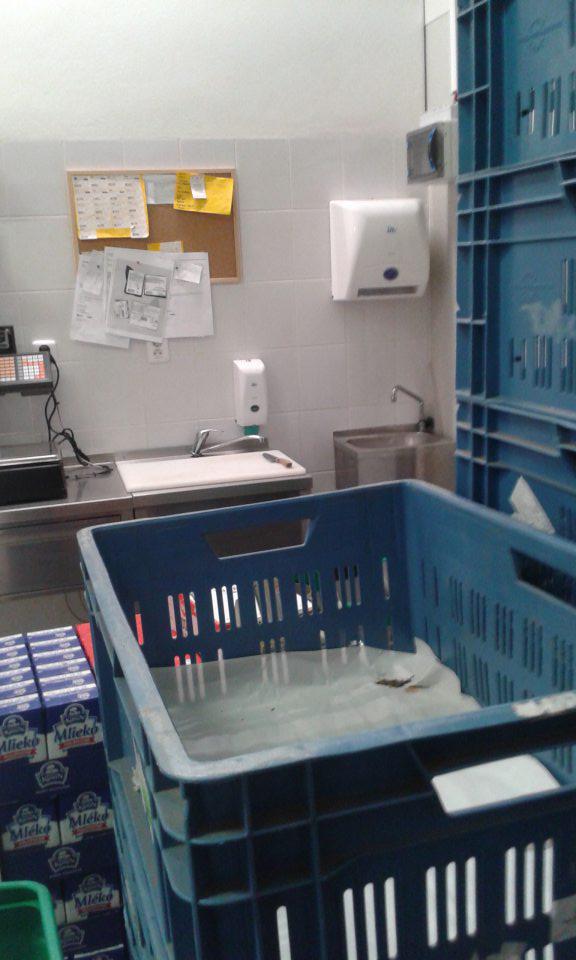 V priestore prípravovne mliečnych výrobkov skladované neprimerané množstvo plastových prepraviek.