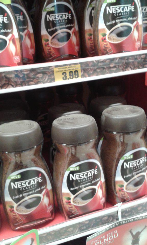 Na predajnej ploche zaprášené obaly predávanej kávy.