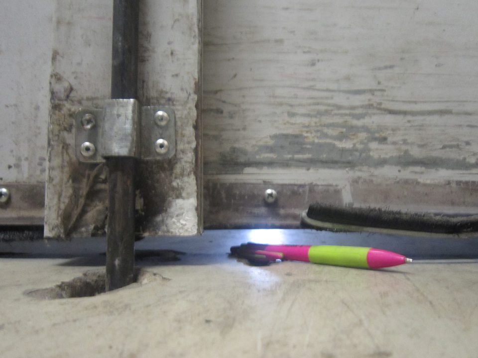 V sklade prevádzkárne nezabezpečené dvere proti vniknutiu škodcov