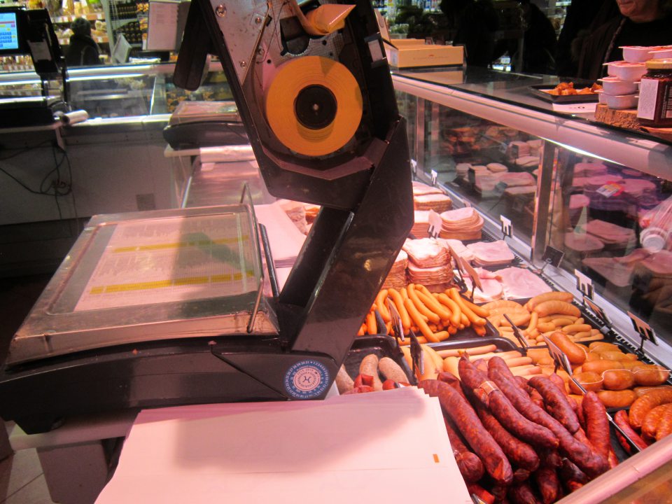 Kríženie činnosti - váženie a označenie finálneho produktu realizované na predajnej ploche na váhe na oddelení predaja lahôdok.