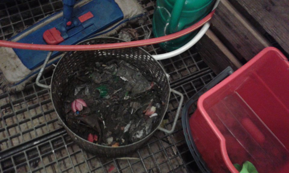 V prevádzke znečistená výlevka.