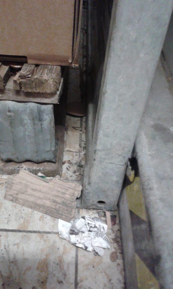 V prevádzke znečistená podlaha.