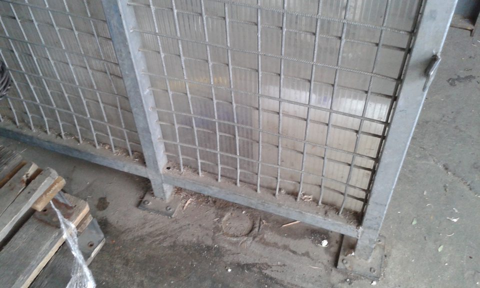 V prevádzke znečistené okolie príjmovej rampy.