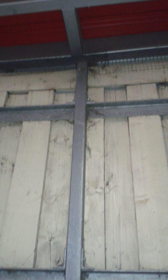 V rohoch stien pri vstupe do skladu pečiva sú hrubé nečistoty. 