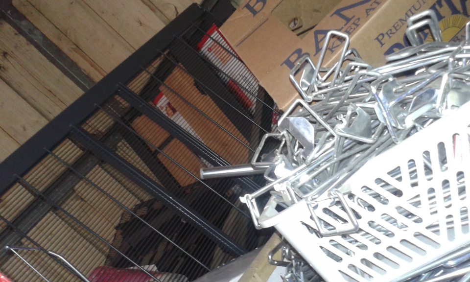 V zázemí predajne neprehľadne uchovávané rôzne predmety.