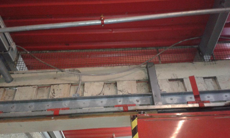 V ťažšie dostupných miestach v zázamí prevádzky prach a pavučiny.