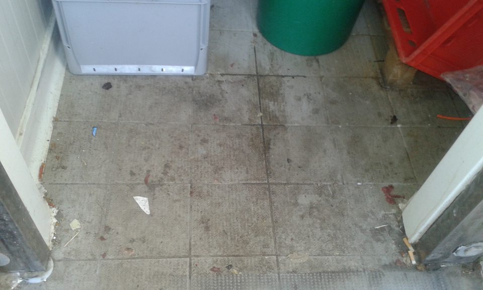 Znečistená podlaha v kafilerickom zariadení.