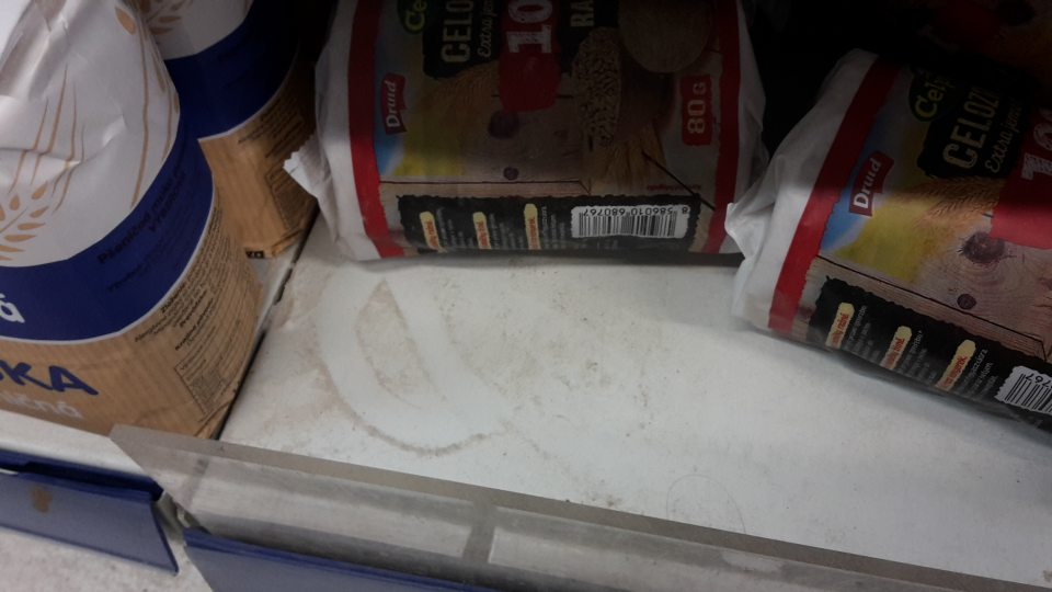 V predajni znečistené, zaprášené regály aj tovar na nich vystavený.