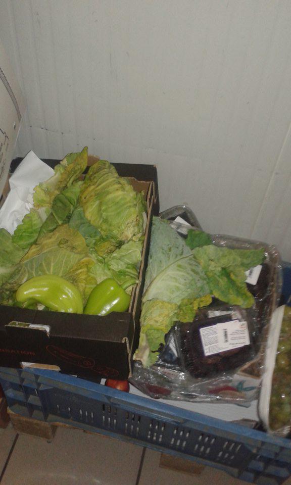 V priestore prípravy a manipulácie s ovocím a zeleninou skladované v nekrytých prepravkách senzoricky zmenené ovocie a zelenina.