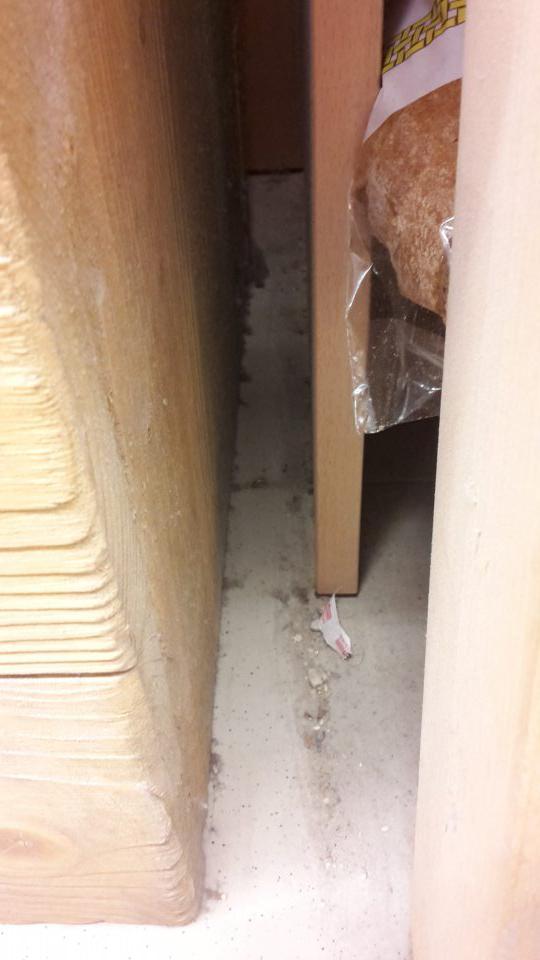 Na predajnej ploche znečistená podlaha.