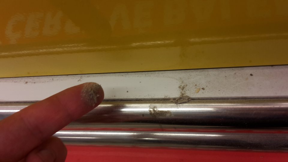 Na predajnej ploche znečistený okraj chladiaceho zariadenia .