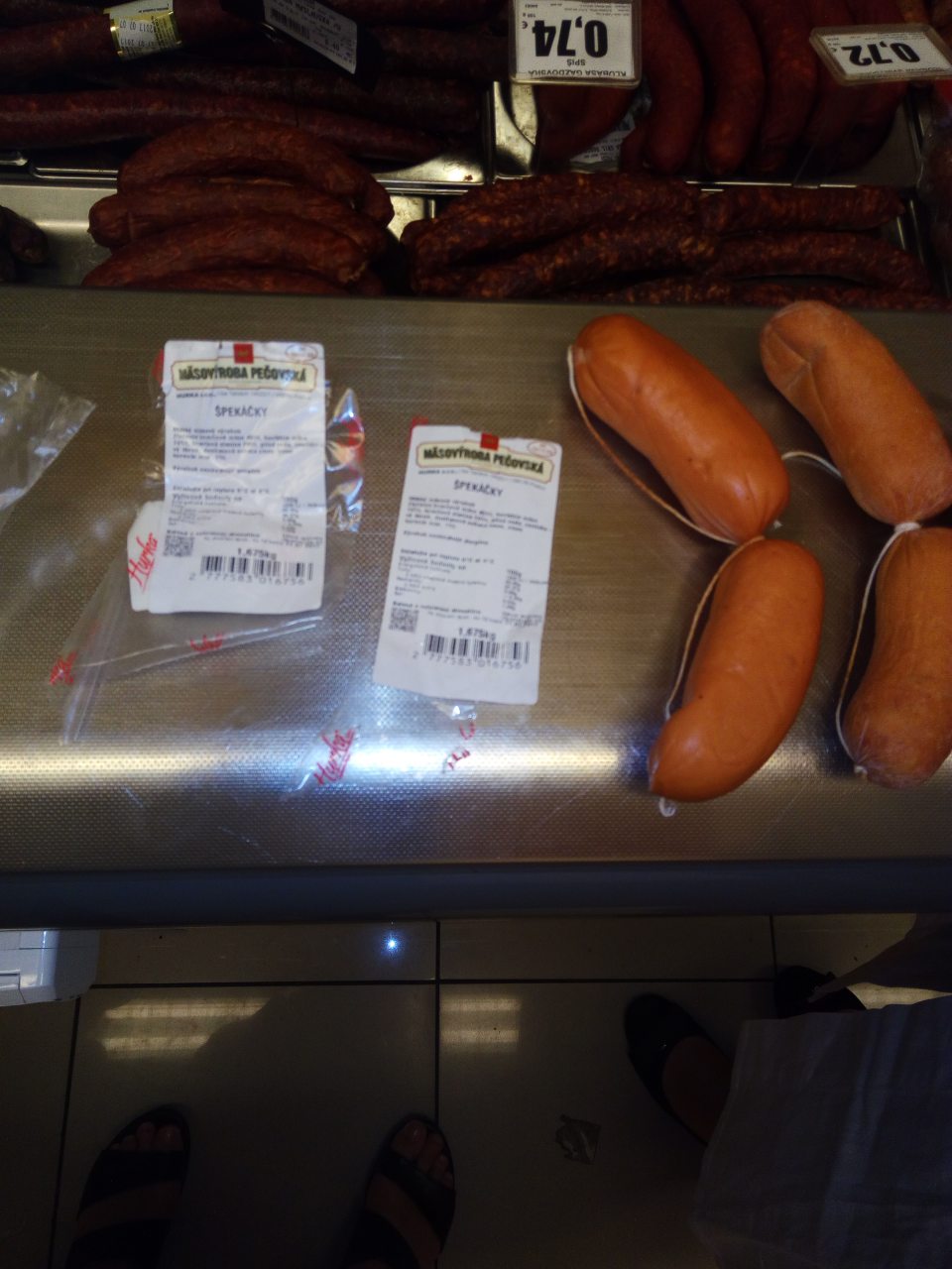 Nevedená evidencia o dátume a čase otvárania obalov - prevádzkovateľ nevedel preukázať primerané skrátenie dátumu spotreby po otvorení originálneho obalu. 