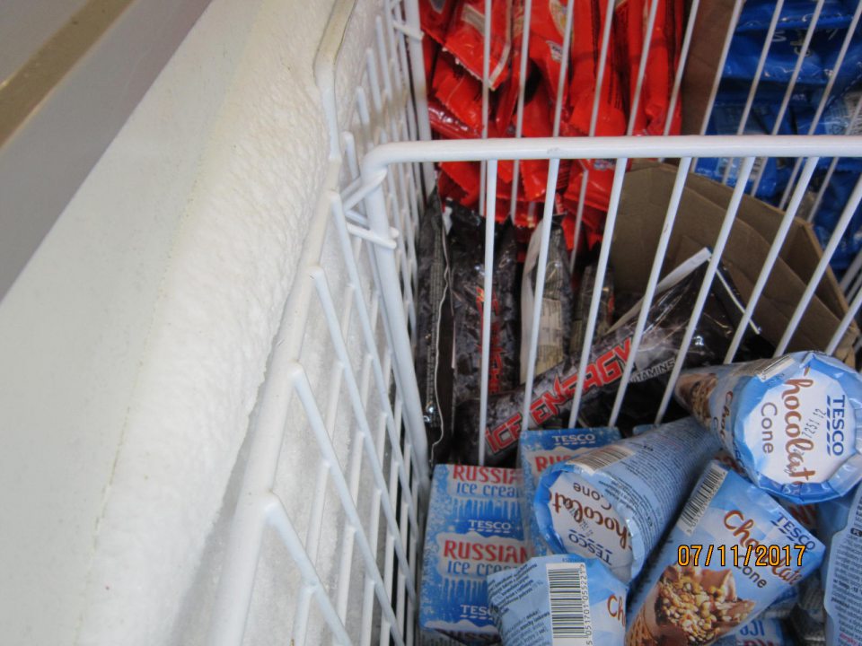 V predajni neúmerná vrstva námrazy v mrazničke.