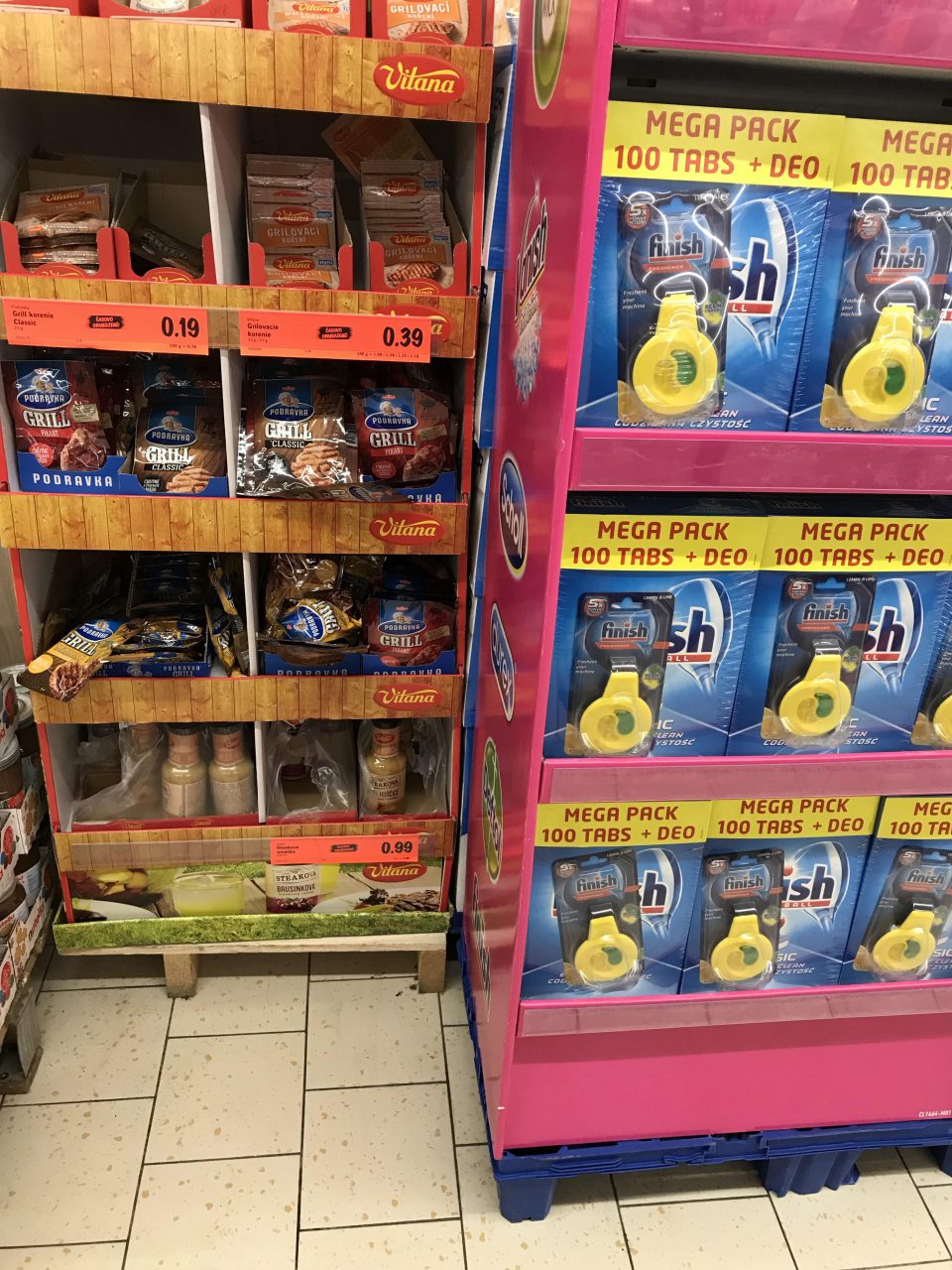 V predajni nevhodne oddelený nezlúčiteľný tovar.