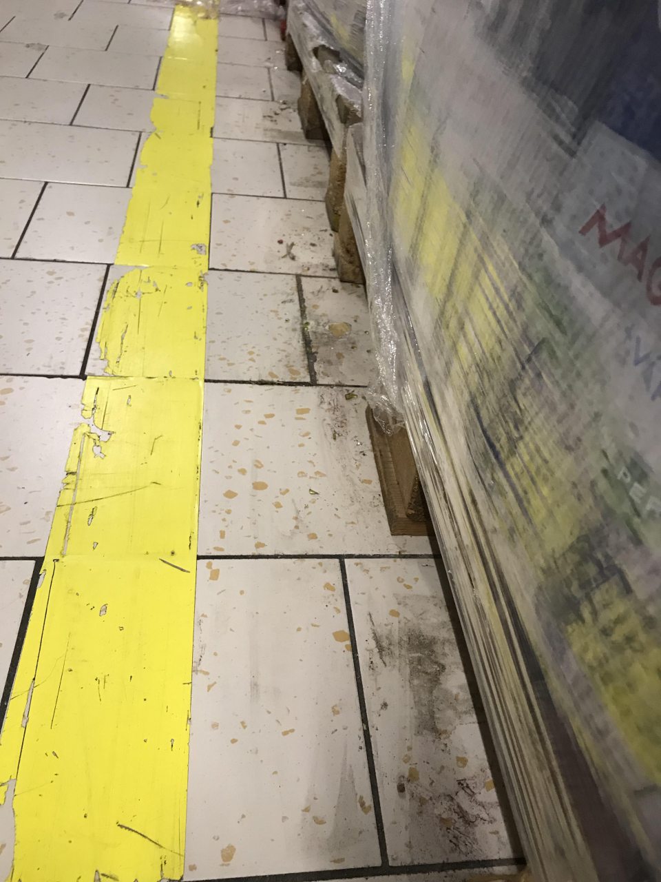 V suchom sklade prevádzky znečistená podlaha.