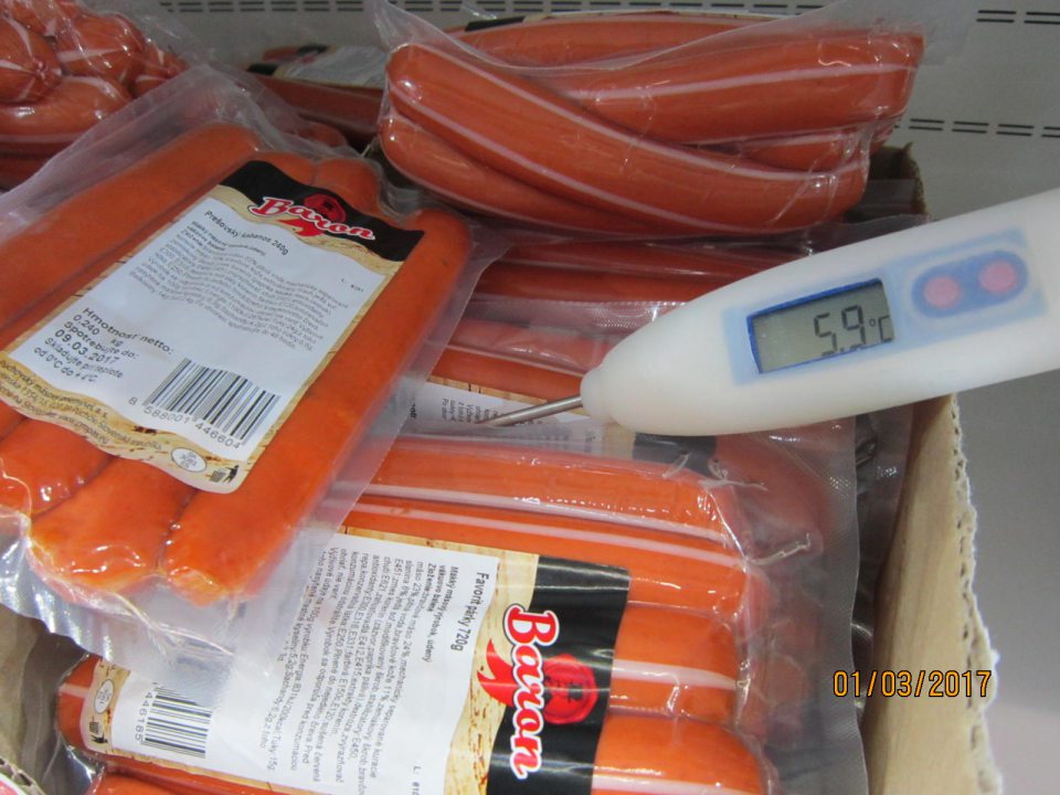 Mäkké mäsové výrobky uskladnené pri nevyhovujúcej teplote.