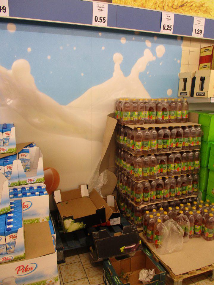 V predajni obalový materiál z ovocia a zeleniny uložený v priestore umiestnenia trvanlivého mlieka.